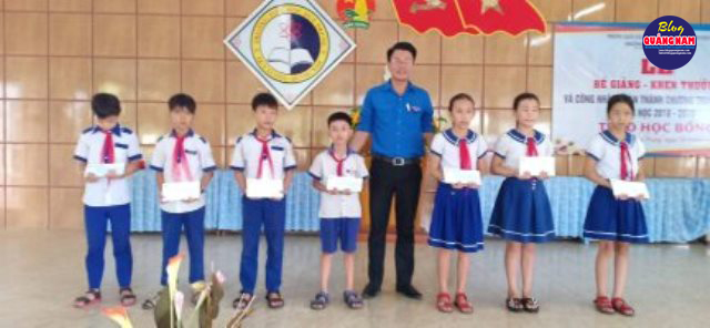 BCH Đoàn xã Duy Trung vận động mạnh thường quân trao học bổng cho học sinh nghèo vượt khó trong học tập